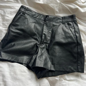 Skinnshorts Zara - Snygga skinnshorts från zara, superfina till fest! Tryck inte på KÖP DIREKT utan skriv privat om du är intresserad av att köpa! 💛