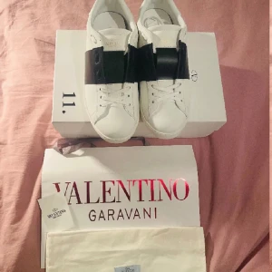Valentino Garavani - Använt fåtal gånger, inga skador eller fläckar 10/10  Allt medföljer! Vid mer frågor skicka PM!  Pris kan diskuteras!