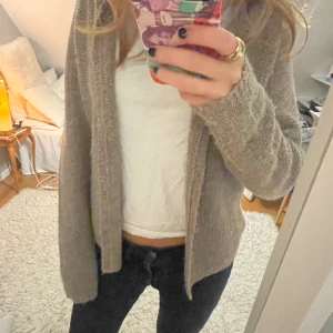 Snygg kofta - Sååå snygg kofta! Den är beige/brun och perfekt till vintern❤️