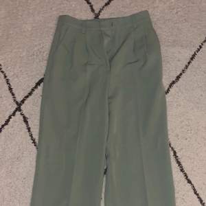 Ljusgröna byxor från Bikbok i storlek 36, men passar mig som har 38 i vanliga fall. 