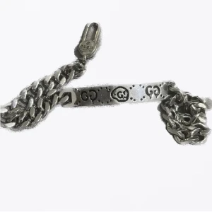 Gucci armband  - Tjo intresse koll på mitt Gucci ”skull bracelet”, armbandet är i väldigt bra skick och inte så använt, og som medföljer är liten guccipåse och liten Gucci ”shopping bag”. ✅Nypris ca 3800kr ✅ ✅Ordersbekräftelse finns ✅ Hör av dig vid prisförslag!