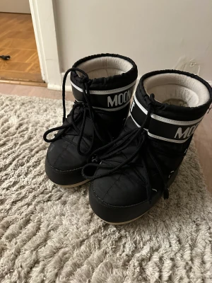 Moon boots - Säljer mina Moon boots!🤍  Storlek 35-38 Skavanker finns på sulorna, se bild 2! Men inget som jag personligen stör mig på. Annars i fint skick! Säljer på grund av att jag inte använder dom