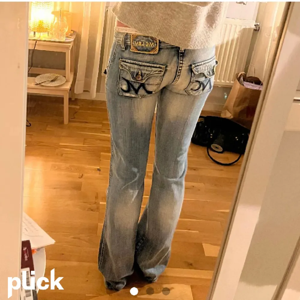 Jätte fina lågmidjade bootcut jeans med coola fickor. Köpta här på Plick men säljer då de var för långa för mig, men passade förra ägaren som var 168.  Midjemått: 80 cm innerbenslängd: 90 cm (Första två bilderna är lånade)💕. Jeans & Byxor.