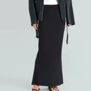 Säljer denna superfina långa kjolen från Bikbok, använd 1 gång så i ett superfint skick!! Storlek M. Nypris 299kr.