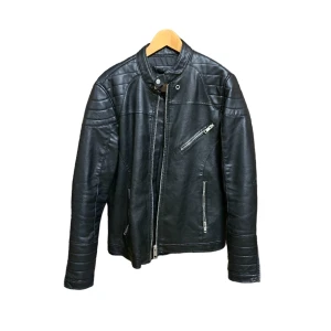 Bershka jacka  - Storlek Medium, knappt använd då den var för liten för mig från start.  Riktigt snygg! 