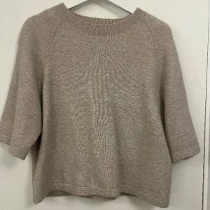 Stickad t-shirt  - Säljer min stickade tröja från Other Stories såå fin men kommer tyvärr inte till användning 