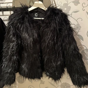 Pälsjacka - Svart pälsjacka i jättebra skick!