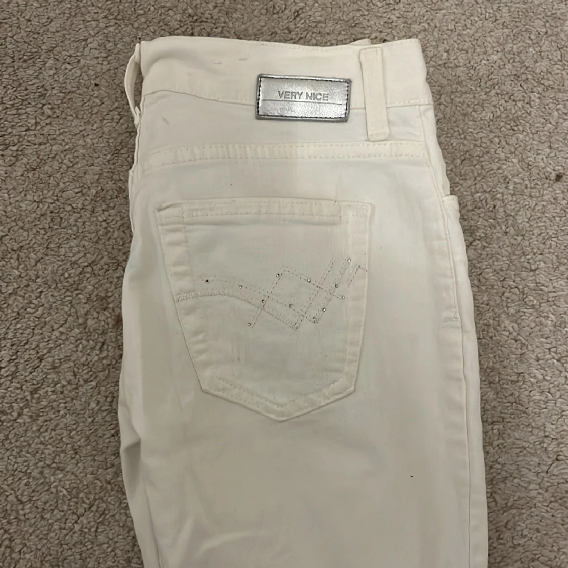 vita lågmidjade jeans - 90