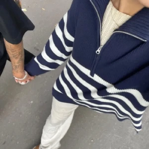 Zipup tröja i blå och vit - Säljer nu min jättesnygga zip up tröja från bikbok. Väldigt mysig nu till vintern. Skriv privat för mer bilder❤️