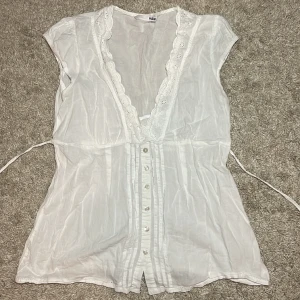 Blus - Söt blus som man knyter i ryggen