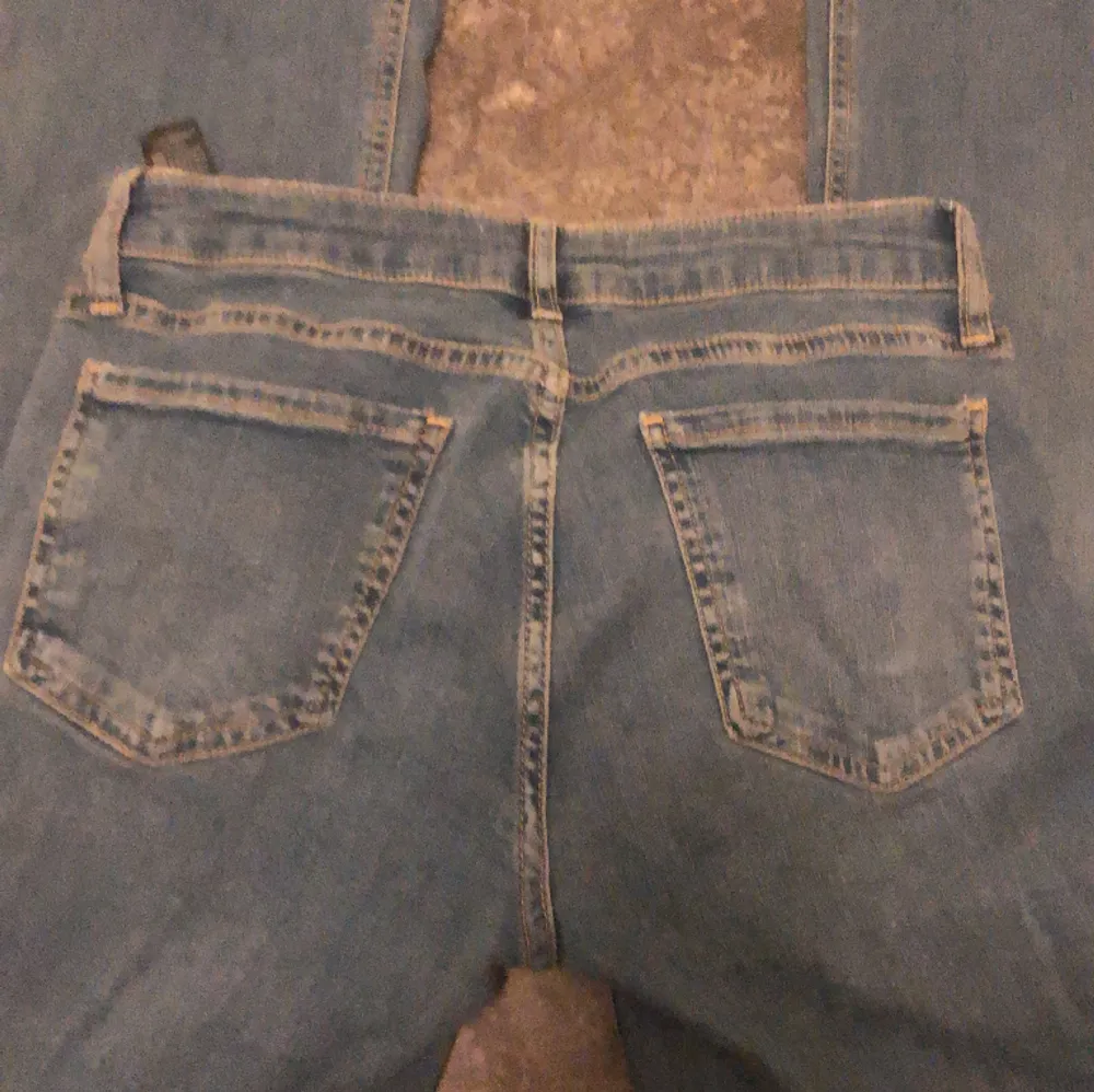 ljusblåa lågmidjade jeans från zara. dem här har jag knappt använt så helt nya.. Jeans & Byxor.