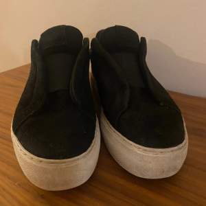 Säljer ett par använda Arigato skor. Som ni ser på bilderna är skorna slitna men har fortfarande mycket kvar att ge. ”Arigato” på sidan av skon har försvunnit pga slitning. Pga detta säljer jag skon för en billig peng där dustbag ingår (Nypris 2700kr)👞⚡️