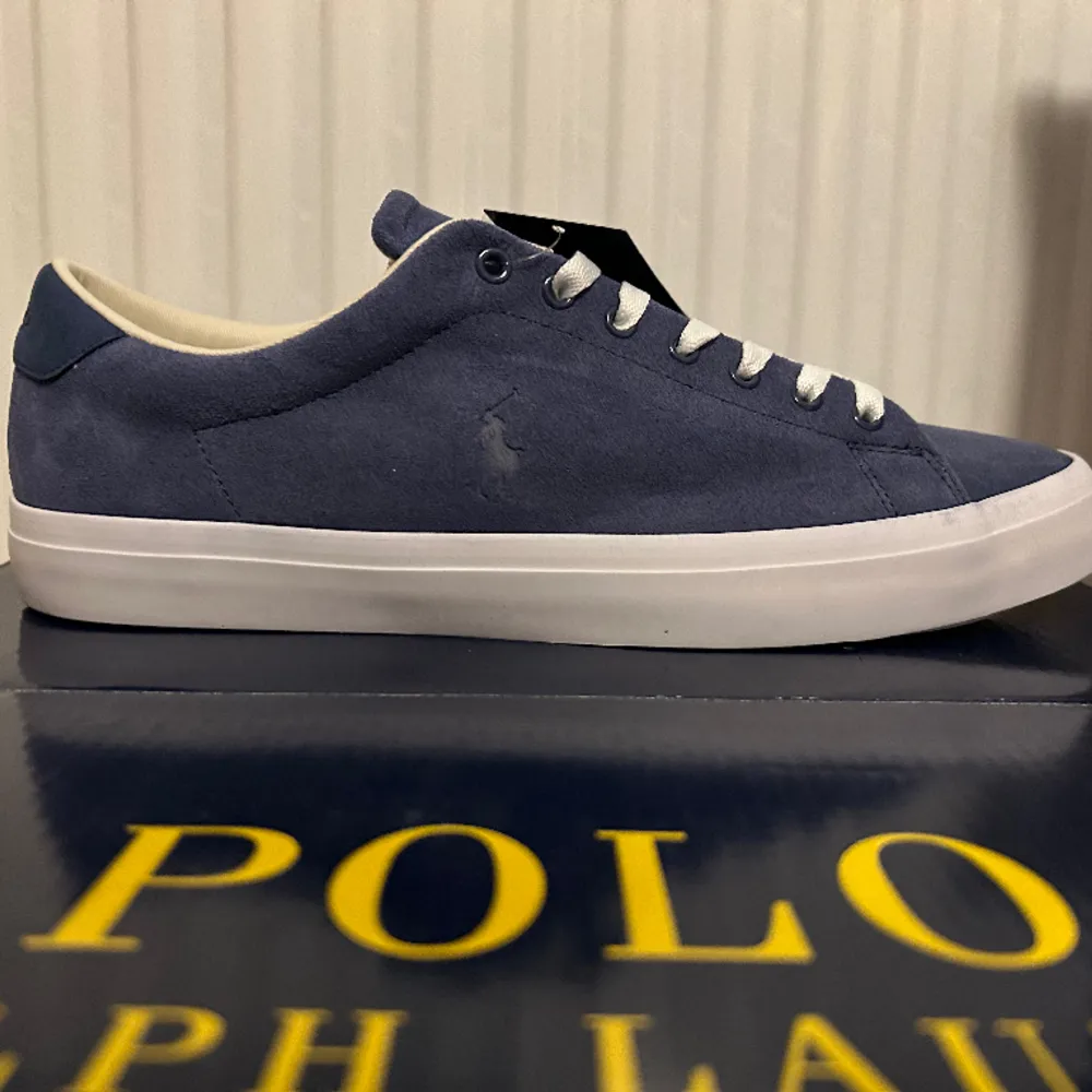 Helt nya: Slutsålda Online Polo Ralph Lauren Longwood Unisex - Sneakers - Classic Drab: Blå Mocka. Skor.