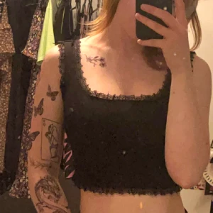 Svart linne - Fint svart linne som passar till allt! Gullig spets i kanten💕 Väl använd men i gott skick! Size S