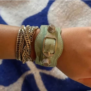 Balenciaga armband - Säljer ett balenciaga armband köpt från vestaire C, skick syns på bilderna 