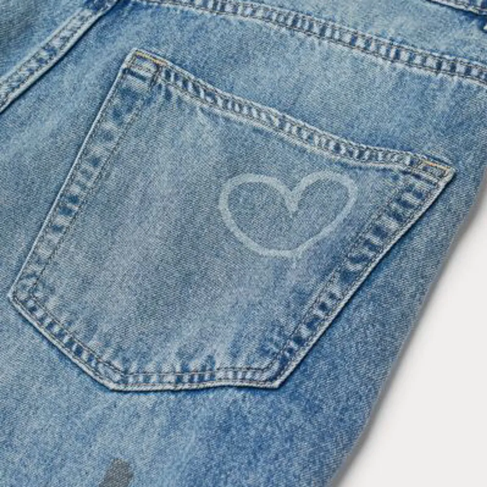 Sjukt snygga och bekväma jeans! På grund av viktuppgång säljer jag nu dessa då dom ej kommer till användning. Dom är jätte baggy men sitter samtidigt så bra runt midjan. Älskar! Fråga om bilder om det önskas! 🥰. Jeans & Byxor.
