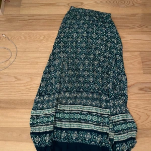 Sommarkjol  - Somrig kjol från bikbok! Med två slit framme:) bättre bilder kommer snart<3 Inger storlek står men skulle säga 34/36!