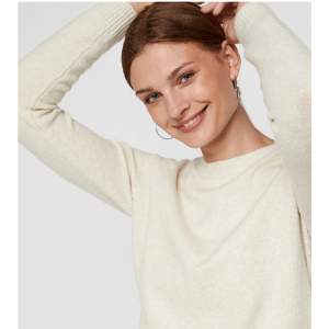 Populär och slutsåld vero Moda tröja. Stickad och jättebekvämt material och endast använd ett fåtal gånger. Fin blandning mellan vit och beige. Säljer även i fler färger. Modellen bär storlek S. Köpt för 250
