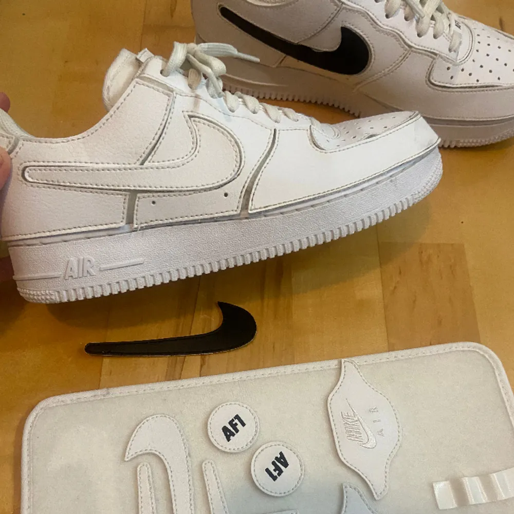 Air force 1s från zalando, använda några gånger men tvättade. Tillkommer olika märken man kn byta ut olika delar av skon som swoosh loggan mm, men saknas extra svarta skosnören. Köpta för ett tag sen för över 1200kr, kan skicka fler bilder privat💓. Skor.