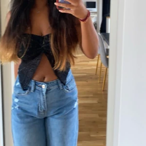 Beige top - Den svarta är redan såld, men den beigea är fortfarande kvar🤍 Den är lite för liten för mig och är i storlek S, skriv privat om du har frågor 😊