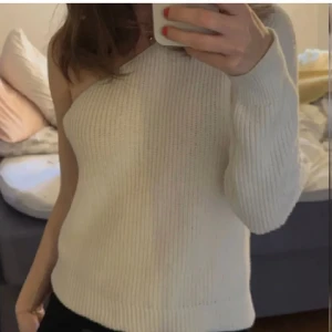 Stickat - Stickad en offshoulder topp, storlek xs från nakd. Bra skick!!