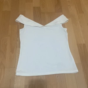 Vit topp - Vita topp med krage över axlarna. Köpte från Frankrike flera år sedan