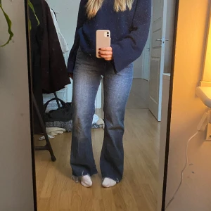 Jeans vintage - Köpta på beyond retro, köpare står för frakt! Osäker på storlek men passar mig som har 38 i vanliga fall!