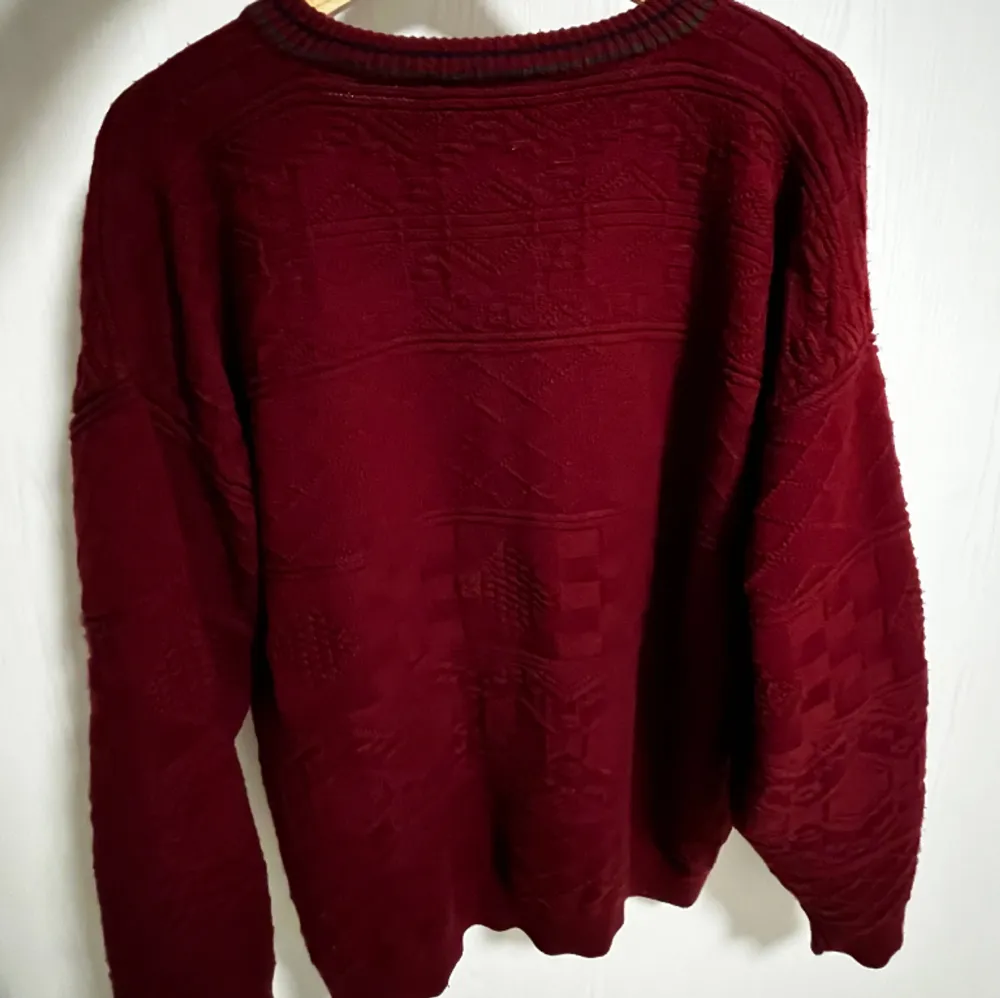 Supersnygg röd sweatshirt som inte används längre då det inte riktigt är min stil. Hoodies.