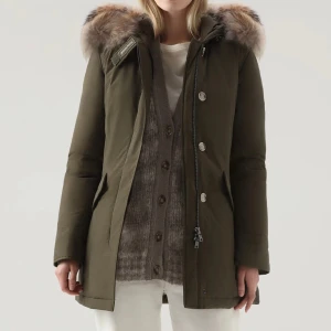 Woolrich Green arctic parka  - Grön Woolrich jacka i storlek L i gott skick. Jätte varm, men säljer pga att den sitter lite för stortmitt i tycke. Jackan passar även någon som är M i storlek. Kan gärna skicka bilder på jackan vid visat intresse 