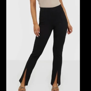 Byxor me slits - Skir snygga byxor me slits där framme nästan aldrig använda jätte fina till en utekväll elle i skolan🤗