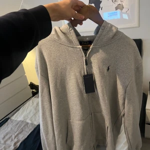 helt ny Ralph Lauren zip Grå - Säljer en helt ny Ralph Lauren zip  Storlek Large Aldrig använd taggar finns kvar 