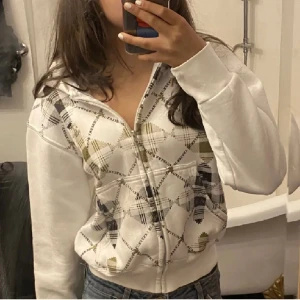 Vintage Burberry Zipup  - Burberry zipup storlek S. Supersöt men har tyvärr inte användning av den. Tjockt material och bra skick. Skickar fler bilder och svarar på frågor vid intresse🫶🏽buda gärna!