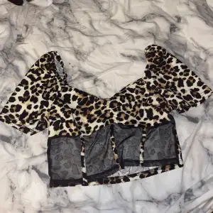 fin leopard topp som man oxå kan ha som offshoulder, inte använt då den är för stor. men skulle ändå säga stt den är liten i storleken💕