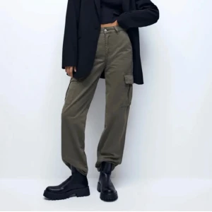 Cargo byxor - Gröna khaki(gröna) cargo byxor som jag köpte från pull & bear 