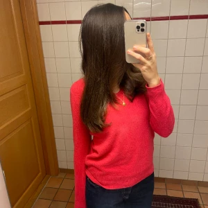 Röd kashmir tröja  - Säljer denna fina tröja med Kashmir i sig. Såå skön och fin ❤️ 