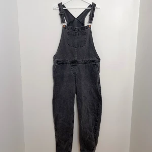 Svarta hängselbyxor  - Svarta hängselbyxor från ASOS i storlek UK 16 / EU 44  I fint skick 🖤