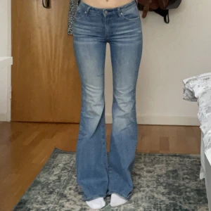Bootcut jeans  - Jätte fina lågmidjade/ normalmidjade jeans från Crocker💕 inga defekter, innerbenslängd 79 cm och midja 74 cm (men dem är mycket stretchiga) jag e 166 som referens 💕