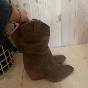 Boots - SUPER snygga boots/ stövletter!!❣️❣️❣️inköpa för 1500 här på plick. Helt nyskick!!