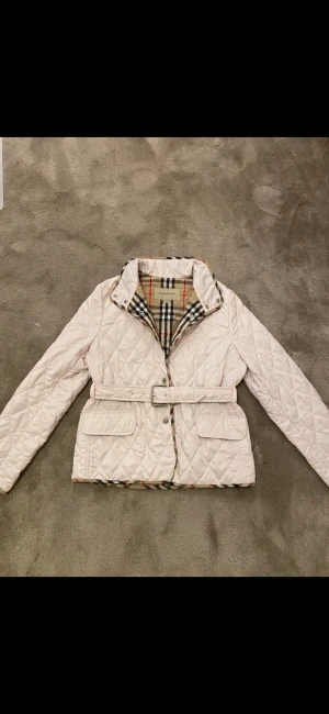 Burberry jacka - Söt ljus rosa burburry jacka. Bra skick. Fråga gärna frågor! 