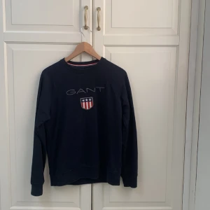 Gant tröja  - Mörkblå stilren gant tröja som nästintill aldrig använts då den var för liten för mig