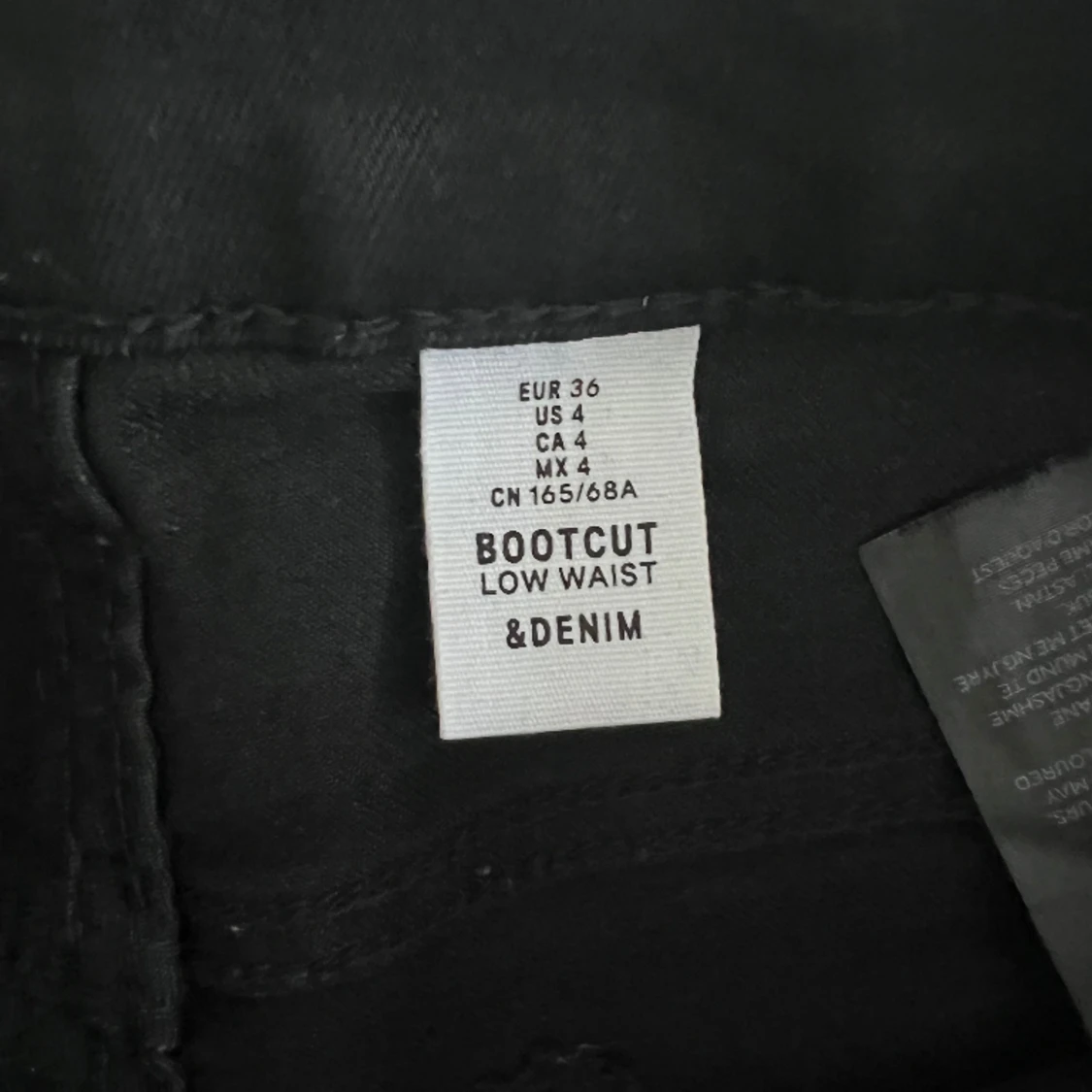 Svarta lowwaist botcut jeans - 90