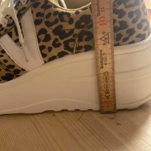 Plato skor  - Säljer dessa platå skor för att jag använder inte dom längre pris diskuteras 