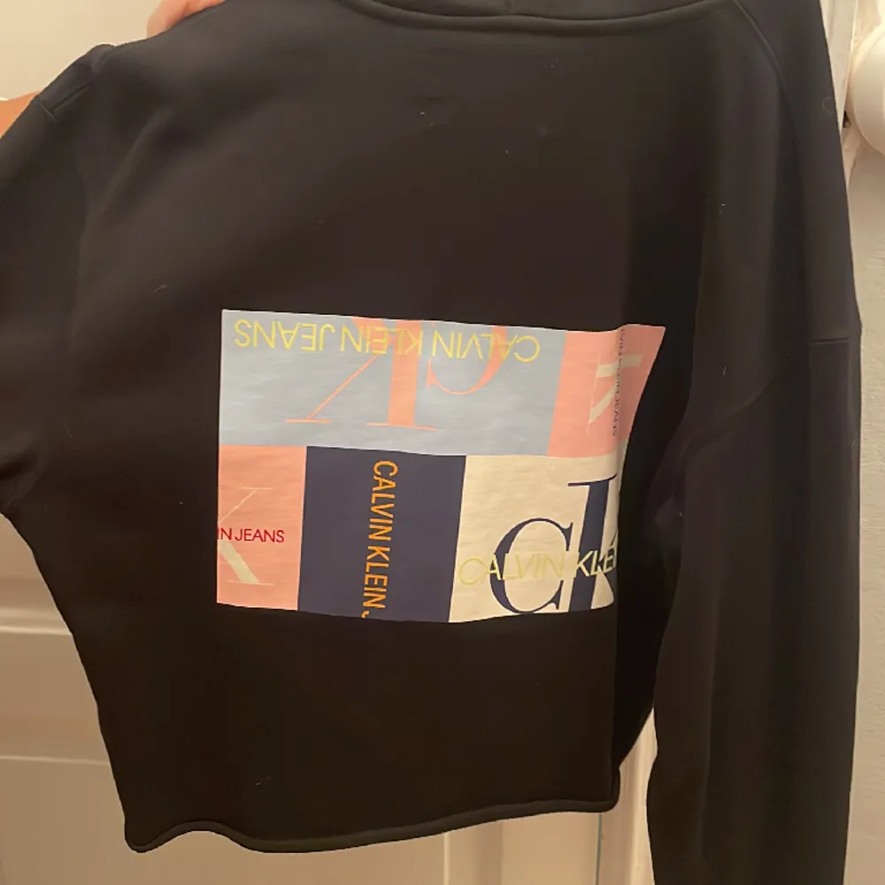 Säljer min Calvin Klein hoodie, köpt för 999💕 använd vädligt få gånger . Hoodies.