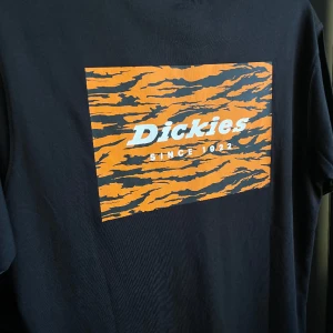 Dickies T-Shirt - Dickies BOX TEE storlek S Aldrig använd och lappen sitter dessutom kvar. Ett bra och billigt pris för denna hade jag sagt
