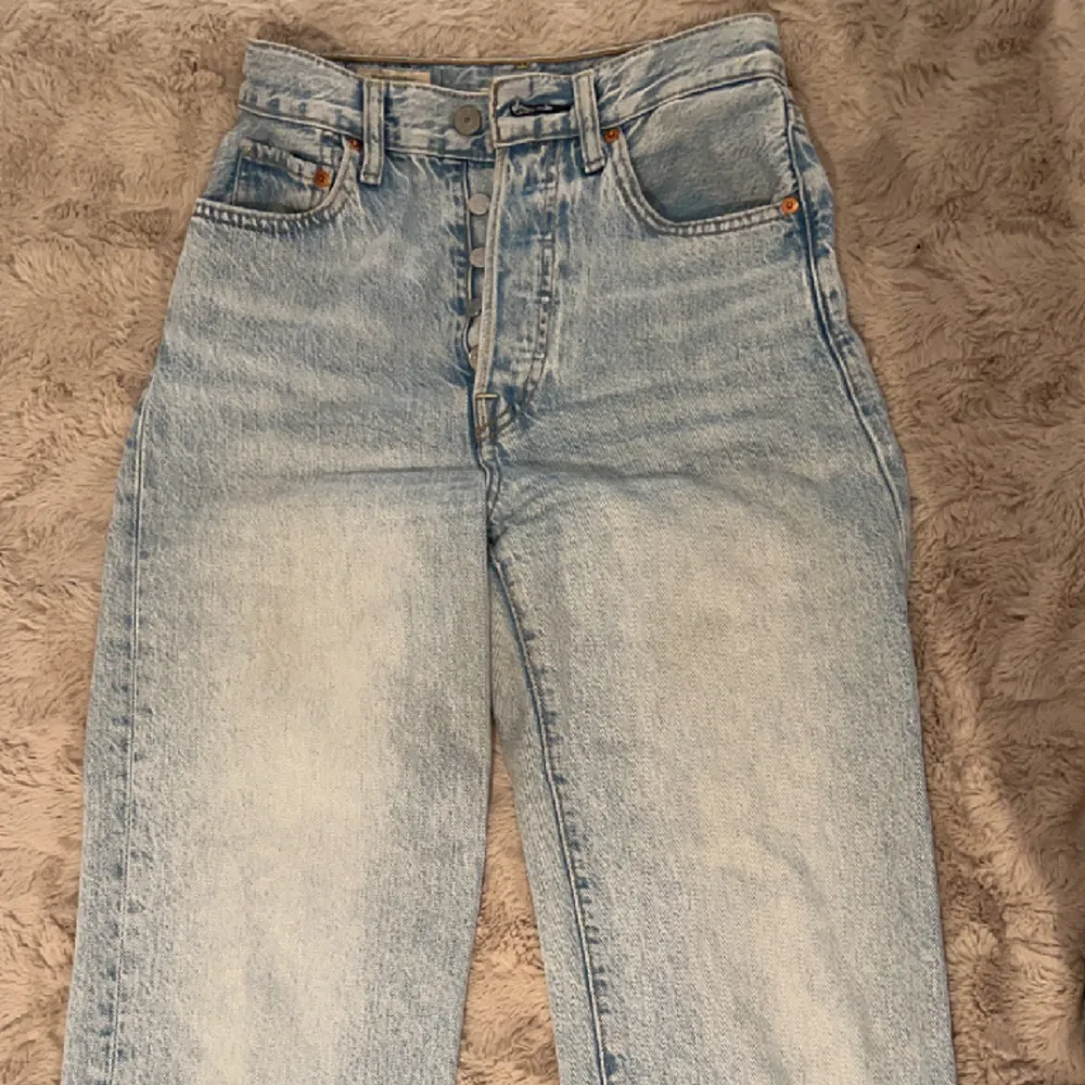 Levi’s jeans i bra skick storlek 24x30💕 Ordpris: . Jeans & Byxor.