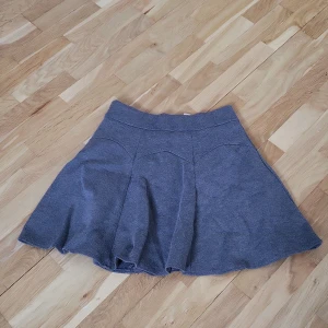 Kjol - Kjol med underbyxor. Köpte i vietnam. 