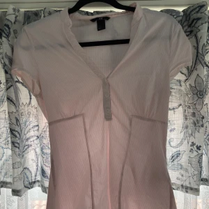 Ljus rosa blus - En super söt ljusrosa blus som sitter jätte bra men ändå väldigt stretchigt material. Jätte bra skick 