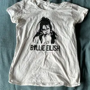 Säljer en Billie Eilish T-shirt då den inte kommer till användning.  Skriv om du har frågor!!!