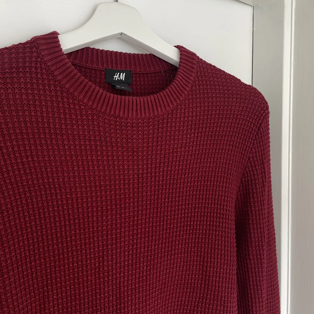 Röd stickad tröja. Mycket bra skick🤍. Tröjor & Koftor.
