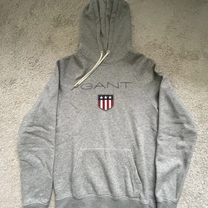 Gant hoodie - Gant hoodie i storlek S. Skulle även passa XS. Som ny, mjukt material och bra kvalitet. ❤️